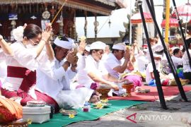 Pemkab Buleleng adakan persembahyangan di Pura Ulun Danu
