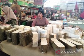 Pengrajin tempe pangkas produksi karena mahalnya kedelai