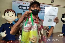 Peserta vaksinasi COVID-19 di Kudus dapat minyak goreng