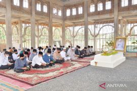 Bupati HSS serahkan bantuan tahap kedua pembangunan kubah Guru Kapuh