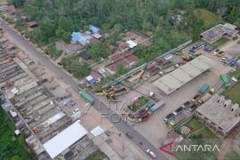 Antrean Pengisian Solar Di Jambi