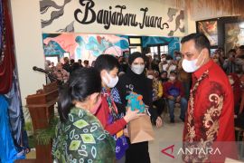 Wali Kota dan Ketua Dekranasda perkenalkan produk UMKM kepada delegasi W20