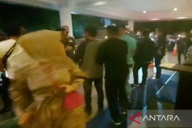 Warga Kota Kendari panik berhamburan keluar rumah akibat gempa dangkal 2 km