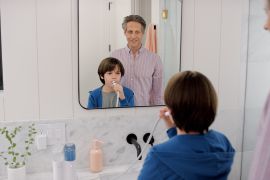 Dokter imbau orang tua periksa kembali gigi anak usai menyikat gigi