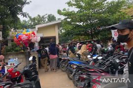 Persediaan vaksin penguat Pfizer dan Moderna di Bekasi kosong