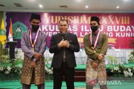 Dua warga Thailand sandang gelar sarjana Ilmu Budaya Unilak Pekanbaru, setelah empat tahun kuliah