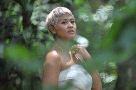 Dira Sugandi menyanyikan ulang lagu "Satu Cinta"