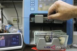 Dolar melemah jelang rilis data inflasi utama Amerika Serikat