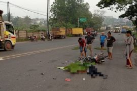 Mobil truk kontainer tabrak pengendara motor hingga tewas di tempat