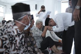 Lansia Aceh Jaya tersenyum  jelang meugang puasa