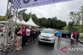 Wali Kota Tarakan melepas keberangkatan para peserta Rally Wisata Tarakan Cup
