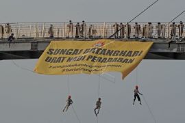 Pembentangan spanduk aksi bersih Sungai Batangahari