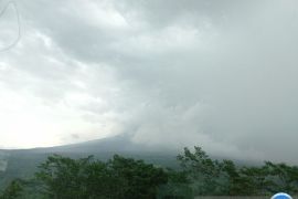 Gunung Semeru kembali luncurkan awan panas guguran
