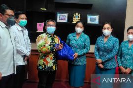 PKK Denpasar dapat bantuan 100 paket sembako dari BPJAMSOSTEK