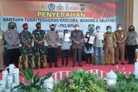 Polres Langkat salurkan bantuan kepada 19.500 pedagang kecil dan nelayan