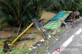 Truk pengangkut semen yang mengalami kecelakaan di jembatan Kapuh rusak pipa PDAM HST