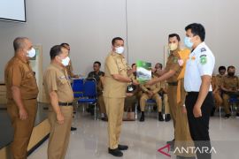 65 CPNS Meranti terima SK, Bupati minta yang masih golongan II lanjutkan studi