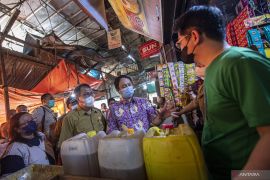 Wamendag tinjau langsung ketersediaan barang pokok di pasar Page 3 Small