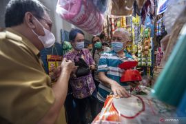 Wamendag tinjau langsung ketersediaan barang pokok di pasar Page 1 Small