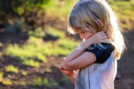 Kenali gejala anak saat kena infeksi telinga tengah
