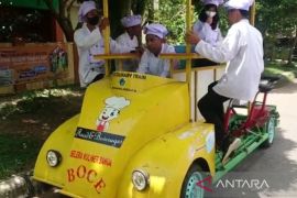 Gunakan odong-odong siswa SMKN 2 Amuntai. jualan kue