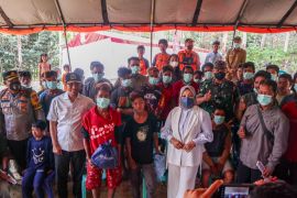 Bersama Danrem dan Kepala BI, Ketua DPRD serahkan motor trail untuk Orang Rimba