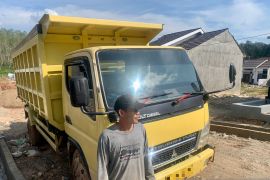 Sopir truk keluhkan Jembatan Paringin belum dibuka untuk truk