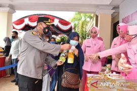 Tanah Laut Police provides discounted cooking oil market