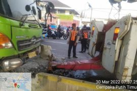 Truk pasir tabrak separator TransJakarta lukai pesepeda motor