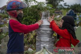 Tradisi Ziarah dan Bersihkan Makam Jelang Ramadhan Page 1 Small