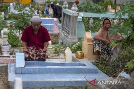 Tradisi Ziarah dan Bersihkan Makam Jelang Ramadhan Page 2 Small