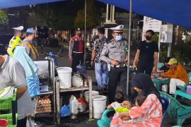 Kapolres Siantar bagikan masker pada masyarakat