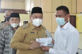 Bupati Eddy Berutu dan Baznas Sumut salurkan beasiswa bagi siswa dan guru non ASN