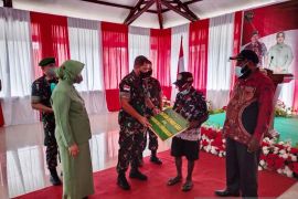 Pangdam XVII/Cenderawasih bagikan bantuan sembako ke warga Mimika