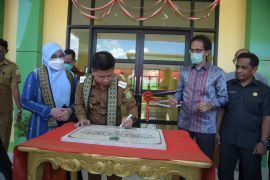 Bupati resmikan Sentra IKM Tenun Desa Sumber Harapan Sejangkung