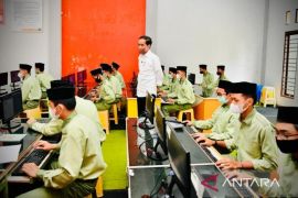 Presiden Jokowi sebut vaksinasi lengkap contoh penerapan prokes di pesantren
