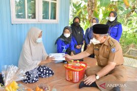 Jelang Ramadhan, Bupati HSS jenguk lansia asuh