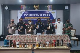 Bea Cukai gagalkan penyelundupan minuman beralkohol asal Singapura senilai Rp10,4 miliar