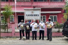 PMI Tapanuli Selatan dapat bantuan Eco Enzyme dari PT.ANJ