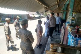 Diduga kerap dijadikan tempat mesum, lapak Pantai Labuhan Haji dibongkar aparat gabungan