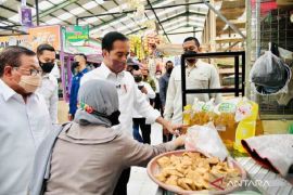 Cek harga dan ketersediaan kebutuhan pokok, Presiden Jokowi terjun langsung ke pasar Page 1 Small