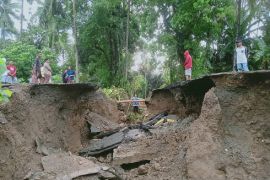 Jalan Trans Seram yang terputus sudah ditangani secara darurat dan bisa dilalui kendaraan