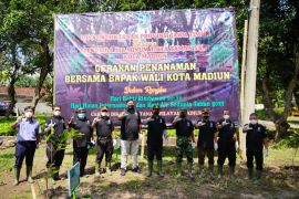 Pemkot Madiun tanam ratusan bibit pohon jambu guna jaga keseimbangan ekosistem