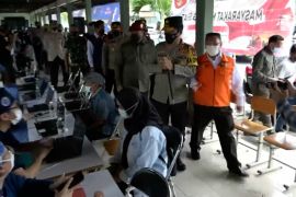 Gencarkan vaksinasi, Kapolda Jatim suntikkan 40.345 dosis vaksin