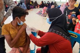Imigran Rohingya jalani tes usap antigen dan vaksinasi