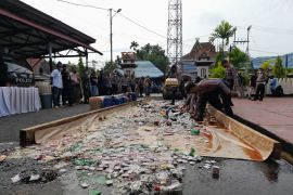 Jelang Ramadhan, Polres Inhil musnahkan miras hingga petasan