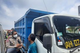 Polisi Jambi usir truk batu bara yang antre solar di SPBU dalam kota