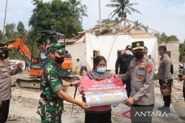 Kapolda Babel bersama Danrem 045/Gaya berikan bantuan korban puting beliung