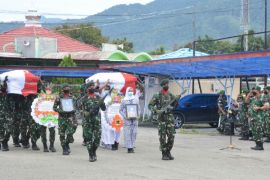 Jenazah "pasutri" korban KKB di Elelim diterbangkan ke Surabaya