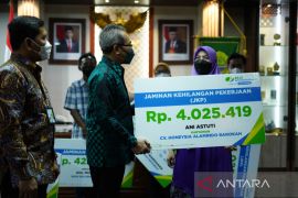 BPJS Ketenagakerjaan DIY serahkan santunan Jaminan Kehilangan Pekerjaan